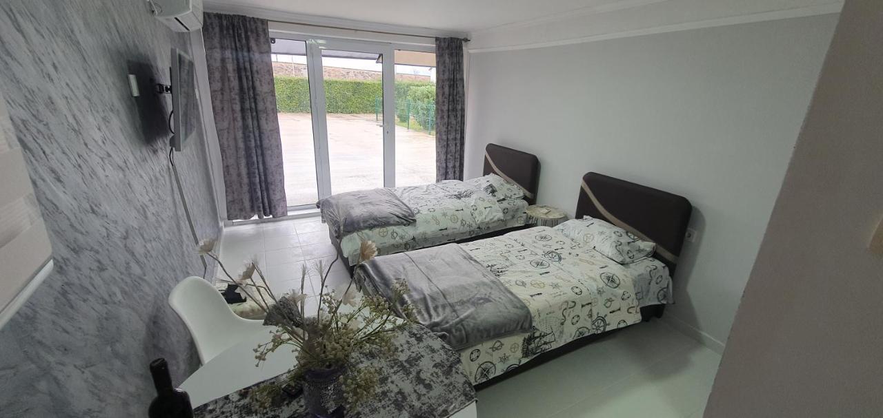 Cozzy Apartment Near The Aiport Podgorica Eksteriør billede